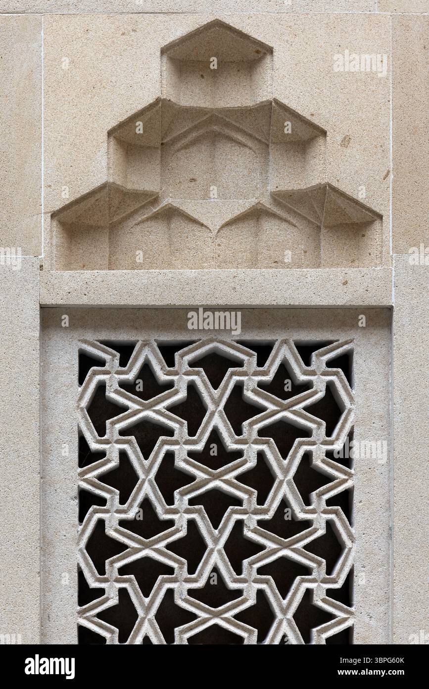 Pannello in pietra con intricati motivi geometrici ispirati alla tradizionale arte islamica, pannello in pietra con intricato patte geometrico Foto Stock