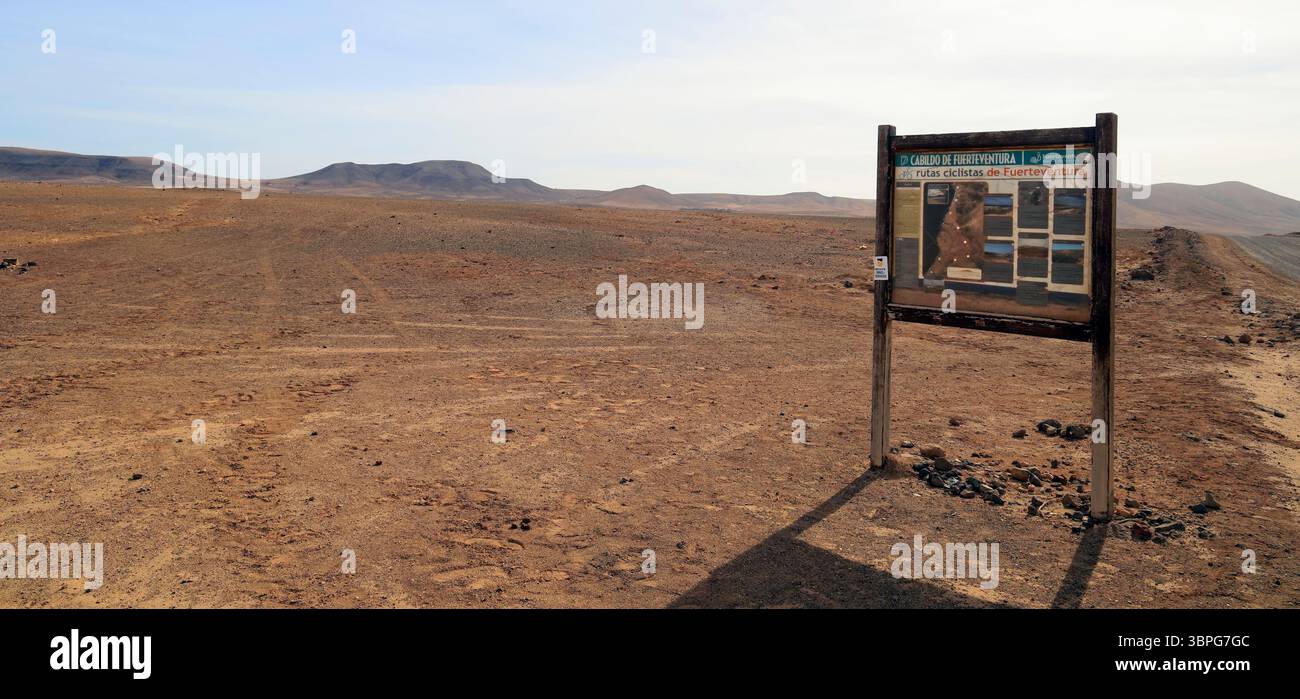 Cartello per le piste ciclabili da fondo ( Rutas Ciclistas) nei pressi di El Cotillo, Fuerteventura, Isole Canarie, Spagna, Europa, UE. Preso il 2025 Foto Stock