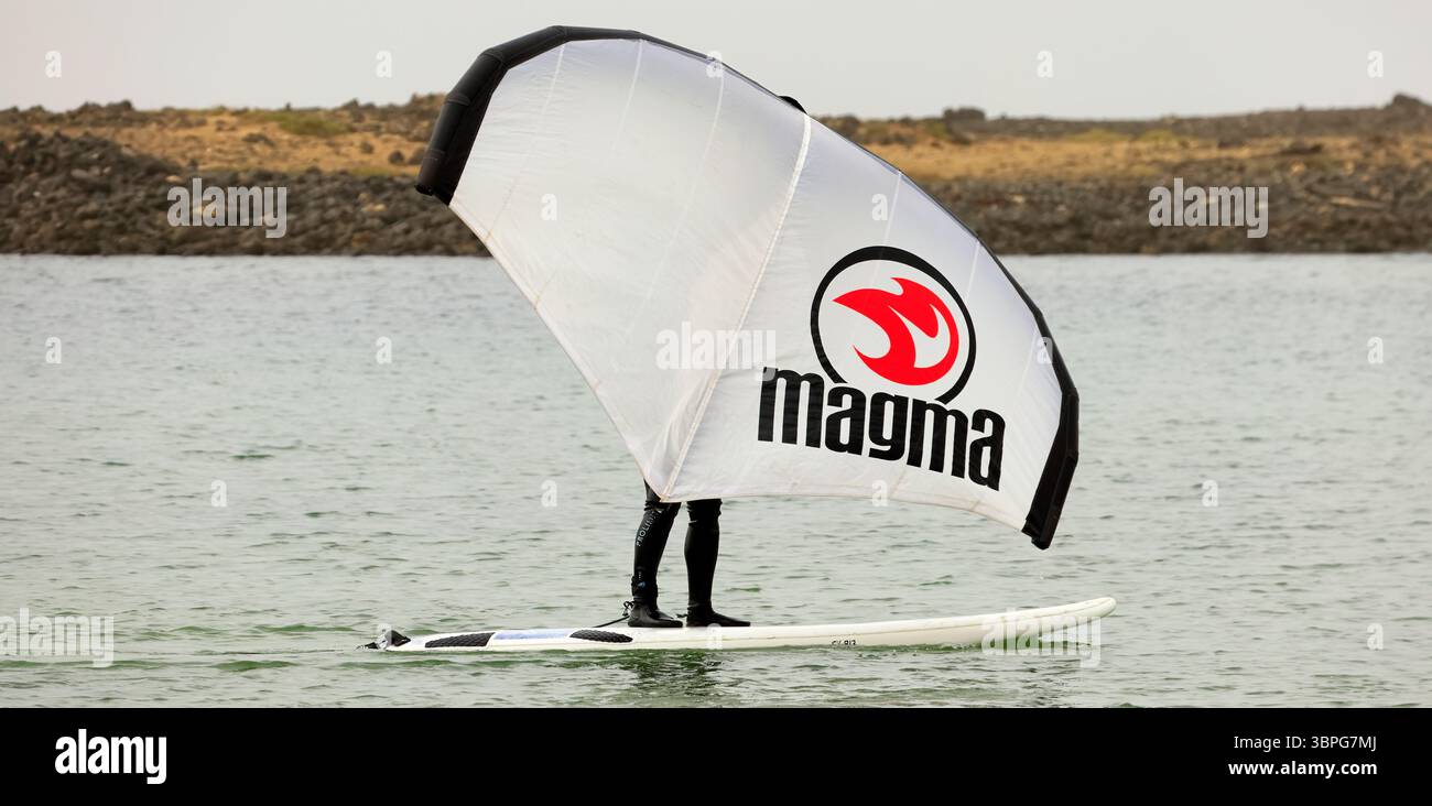 Lezione di windsurf presso le piscine protette di El Cotillo, Fuerteventura, Isole Canarie, Spagna, Europa, UE. Presa a dicembre 2024 Foto Stock