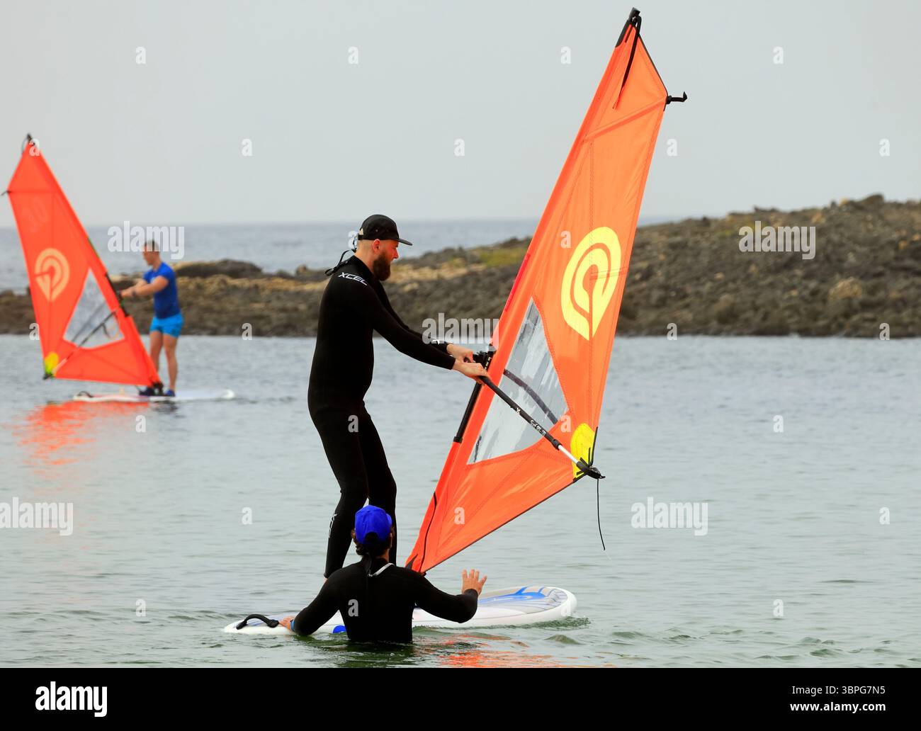 Lezione di windsurf presso le piscine protette di El Cotillo, Fuerteventura, Isole Canarie, Spagna, Europa, UE. Presa a dicembre 2024 Foto Stock