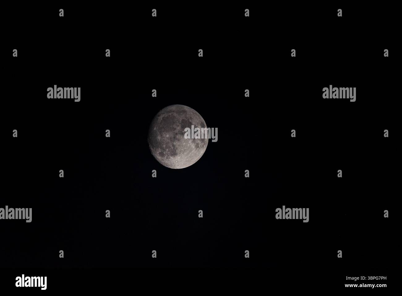 Splendore lunare: Teleobiettivo Ritratto della Maestà della notte. Nel tranquillo abbraccio della notte, un teleobiettivo cattura i dettagli mozzafiato del Foto Stock