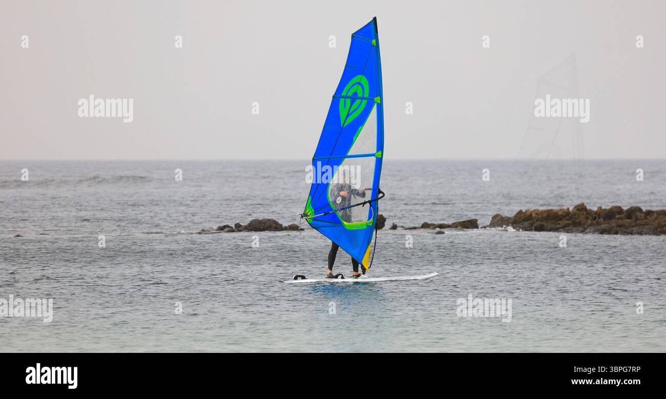 Lezione di windsurf presso le piscine protette di El Cotillo, Fuerteventura, Isole Canarie, Spagna, Europa, UE. Presa a dicembre 2024 Foto Stock