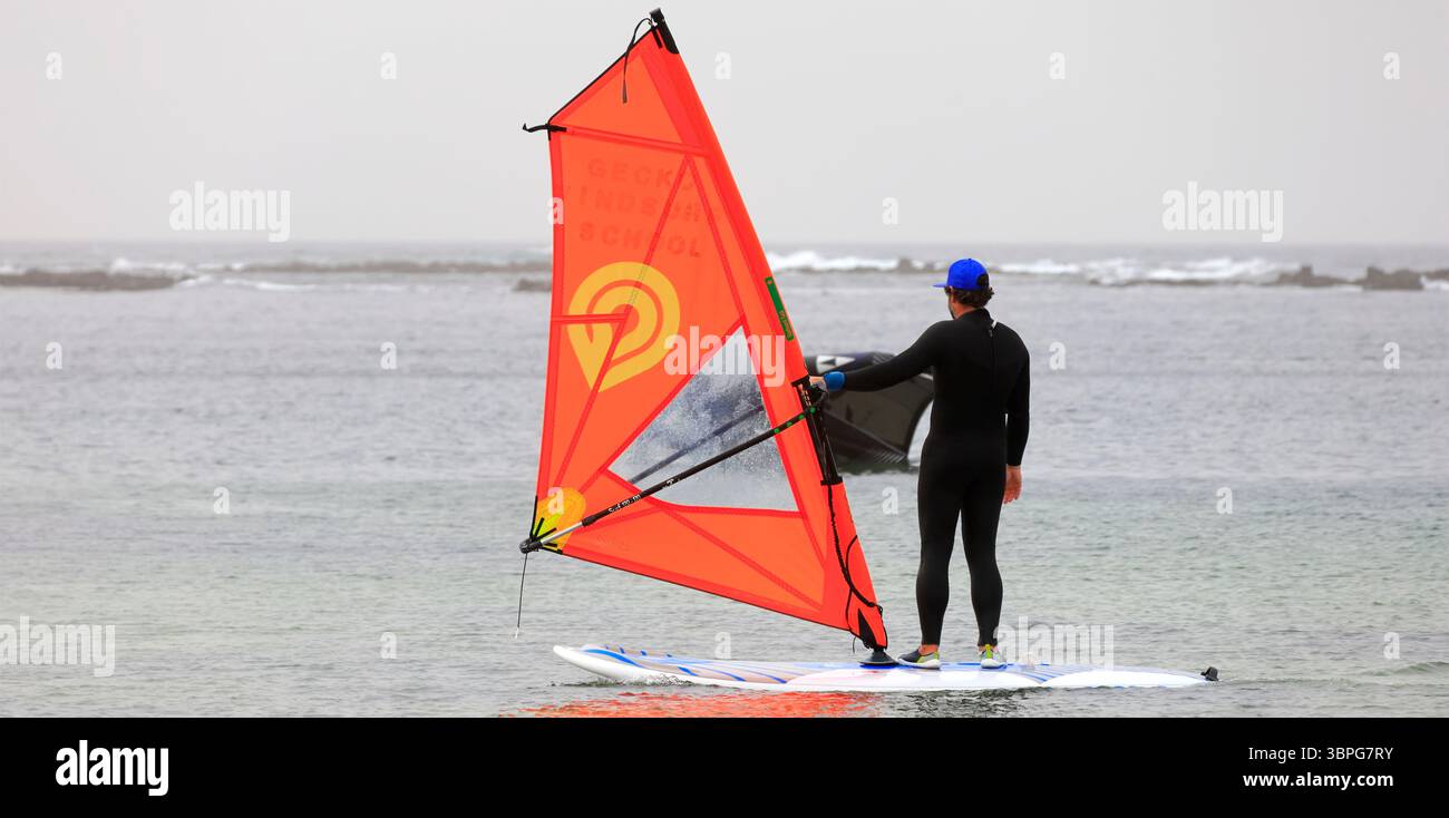 Lezione di windsurf presso le piscine protette di El Cotillo, Fuerteventura, Isole Canarie, Spagna, Europa, UE. Presa a dicembre 2024 Foto Stock