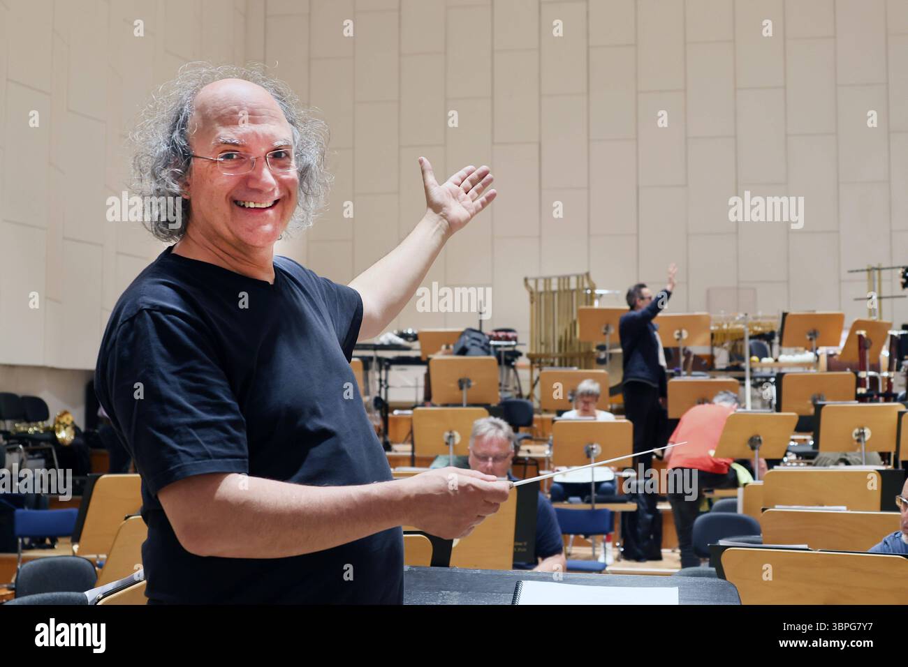 11.06.2025 Sachsen Anhalt Sachsen-Anhalt Halle Saale Dirigent Bernd Ruf Bernd Ruf ist ein deutscher Dirigent, Klarinettist, sassofonist, Produzent und Dozent. Er arbeitet im Grenzbereich von Klassik, Jazz, Neuer Musik, Rock und Weltmusik. 2004 wurde er als Professor auf den neu eingerichteten Lehrstuhl für Popular-, Jazz-, Weltmusik und Musikbusiness an die Musikhochschule Lübeck berufen. *** 11 06 2025 Sassonia Anhalt Sassonia Anhalt Halle Saale Direttore Bernd Ruf Bernd Ruf è un direttore d'orchestra, clarinettista, sassofonista, produttore e docente tedesco lavora nella zona di confine di classico, jazz, nuovo Foto Stock