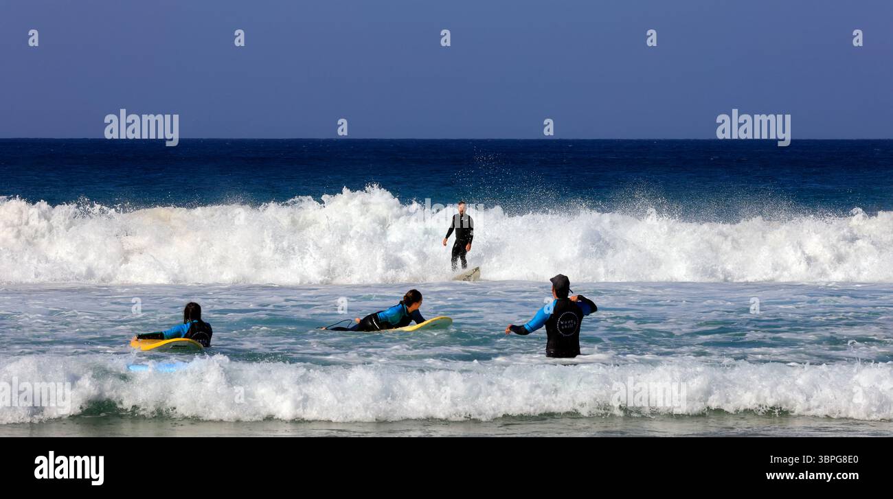 Scuole di surf a Piedra Playa, El Cotillo, Fuerteventura, Isole Canarie, Spagna, Europa, UE. Presa a dicembre 2024 Foto Stock