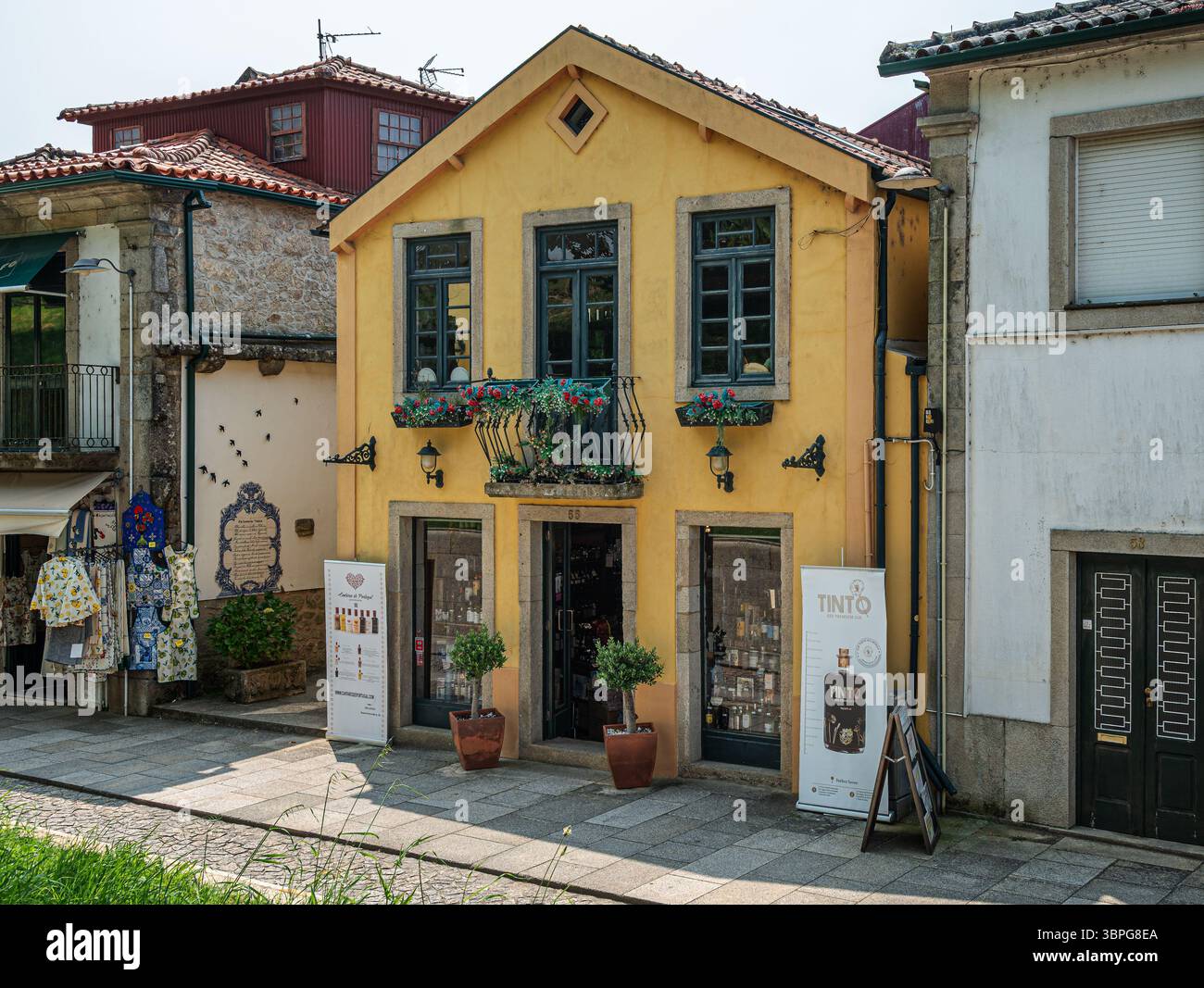 Un'enoteca e una licenza a Valenca, in Portogallo. Foto Stock