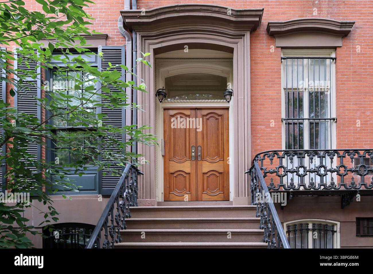 Ingresso all'elegante vecchia casa cittadina o edificio di appartamenti nell'area di Greenwich Village di New York City Foto Stock