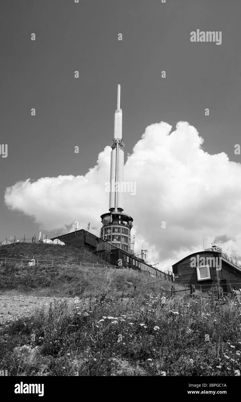 PUY-DE-DOME, FRANCIA - 16 AGOSTO 2016: Stazione meteorologica, museo e albero televisivo sulla sommità del vulcano dormiente Puy de Dome ad Auvergn Foto Stock