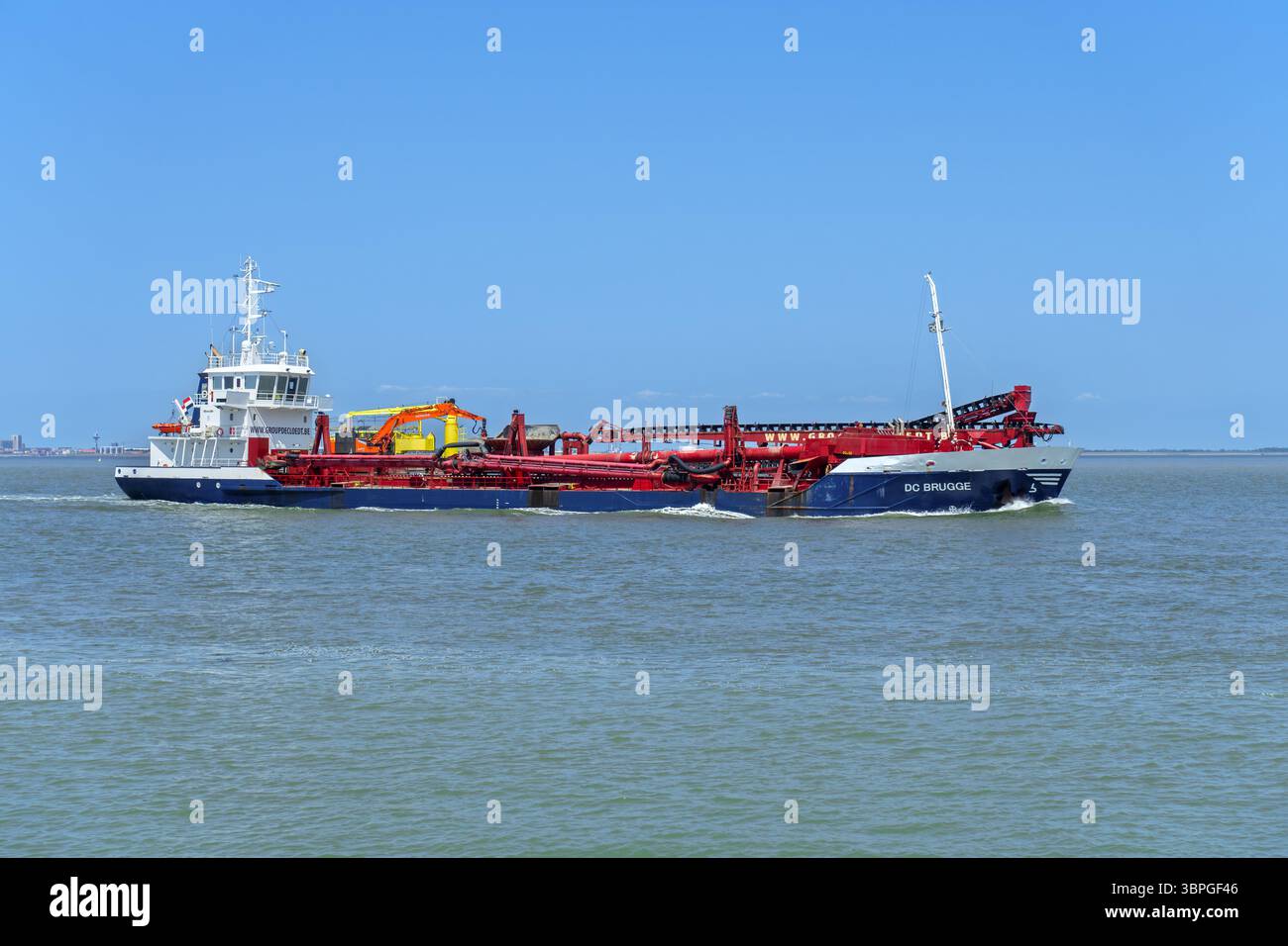 Draga a tramoggia di aspirazione trainata / TSHD DC Brugge del gruppo De Cloedt nv sulla Schelda occidentale / Westerschelde lungo Breskens, Zelanda, Paesi Bassi Foto Stock
