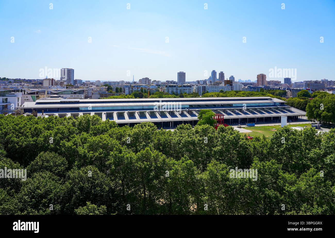 Vista aerea della grande Halle de la Villette (sala grande di la Villette), un ex mattatoio riutilizzato come spazio espositivo e sala concerti Foto Stock