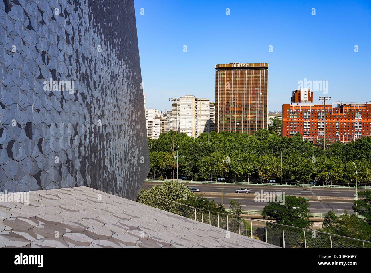 Centro affari ESSOR a Pantin (Senna Saint Denis) come si vede dalla Philharmonie de Paris (sala Filarmonica di Parigi) alla periferia di Parigi, in Francia Foto Stock