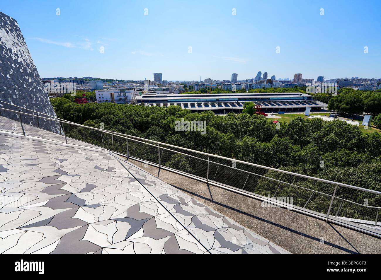 Grande Halle de la Villette (sala grande) vista dal tetto della Philharmonie de Paris (sala Filarmonica di Parigi) nel Parc de la Villette in Foto Stock