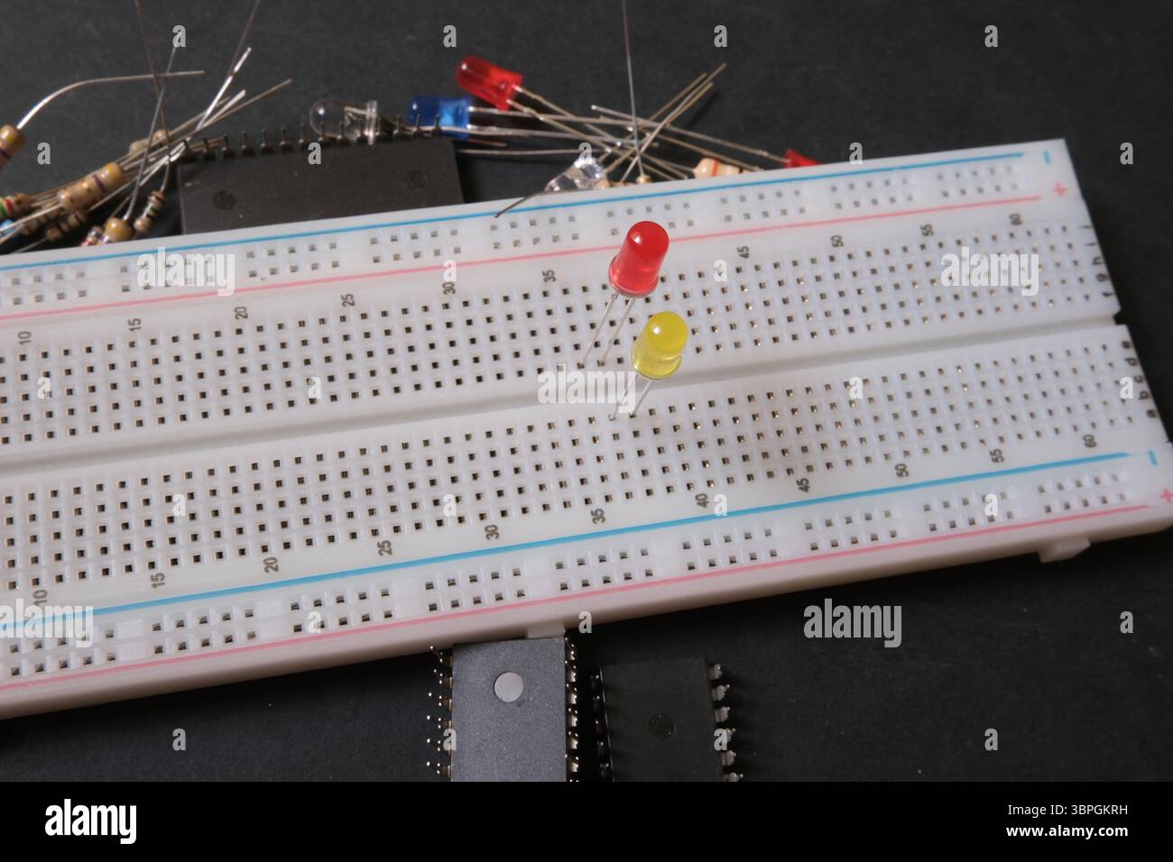 Apprendimento elettronico sulla breadboard. Incentrato sui led verdi e gialli. Foto Stock