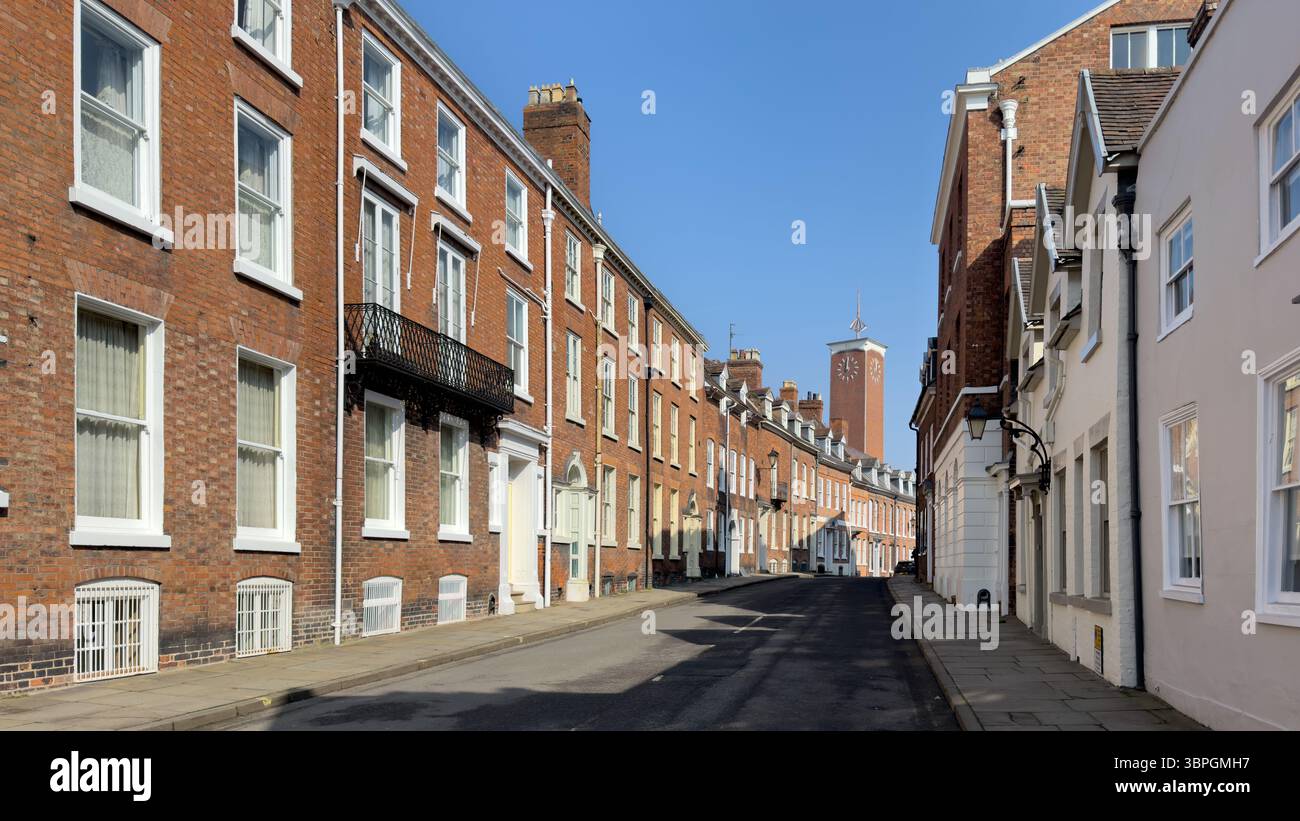 Shrewsbury, Inghilterra, Regno Unito - 24 marzo 2025; vista lungo St John's Hill verso la torre dell'orologio Market Hall nel centro di Shrewsbury Foto Stock