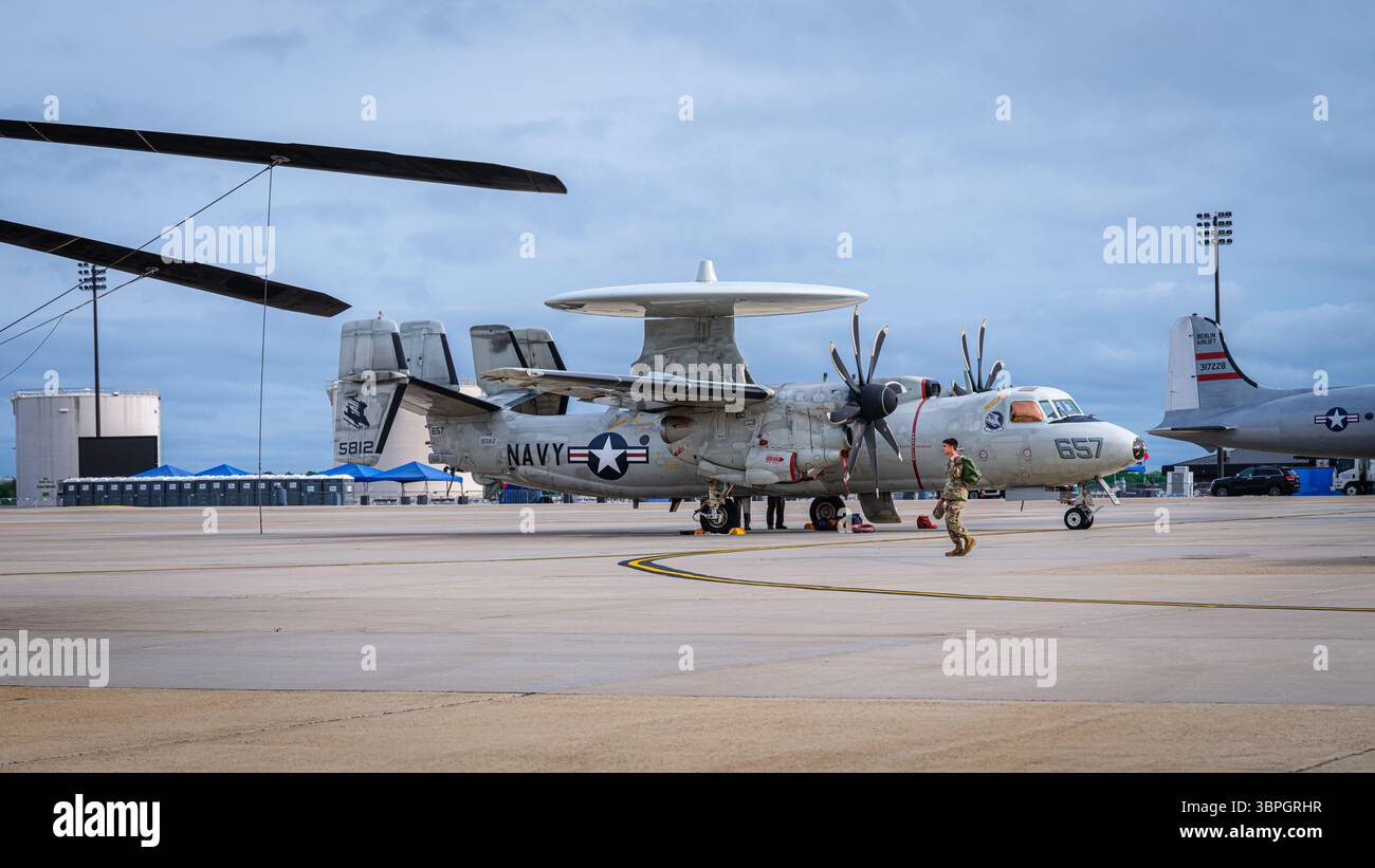 Editorial Image, US Navy e-2 Hawkeye Early warning Aircraft in esposizione statica presso la McGuire Air Force base, New Jersey, durante un airshow nel maggio 2025. Foto Stock