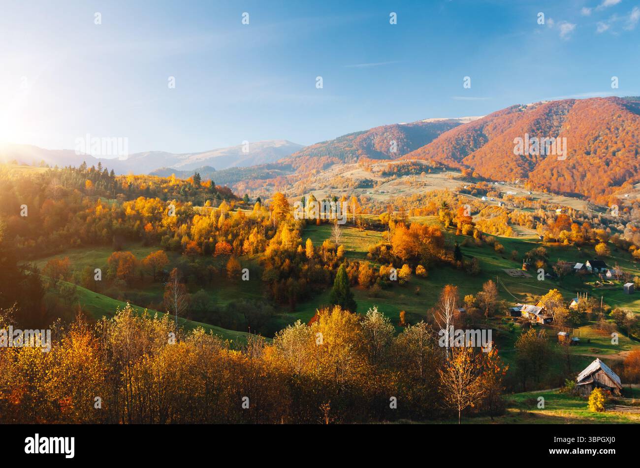 Splendida vista sulla valle autunnale della campagna. Luogo dei Carpazi, Ucraina, Europa. Sfondo stagionale. Foto Foto Stock