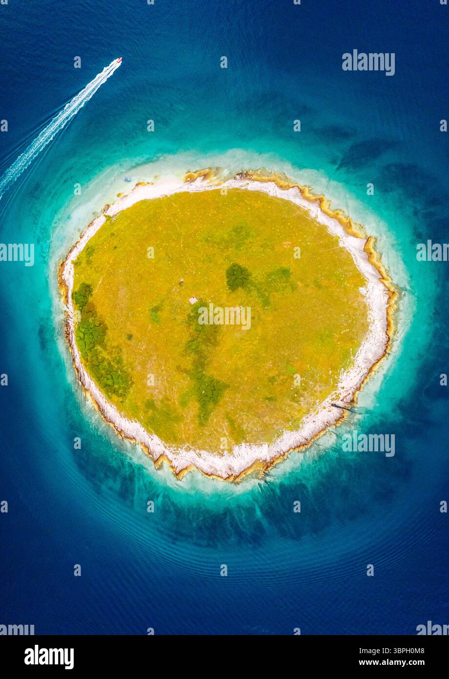 Splendida foto aerea dell'isola rotonda nel mar mediterraneo. Posizione Place Pola, Croazia, Europa. Paesaggio fantastico girato sopra il mare. Popolare t Foto Stock