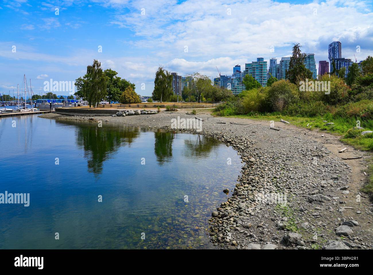 Spiaggia di ciottoli del Devonian Harbour Park nel centro di Vancouver, British Columbia, Canada Foto Stock