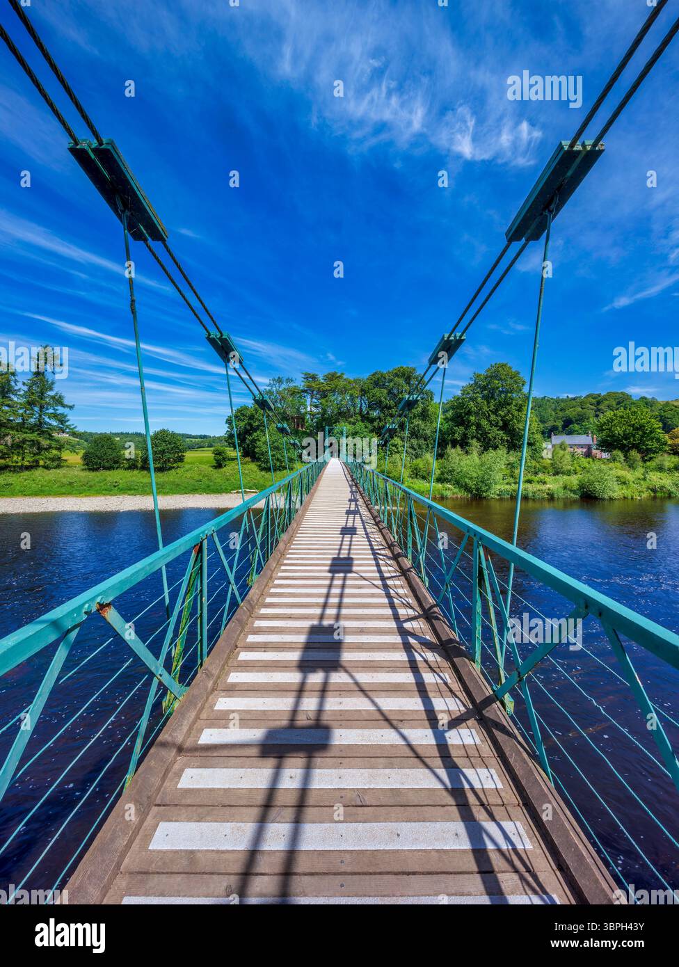 In estate, in una giornata di sole, potrai ammirare il ponte sospeso di Dryburgh sul fiume Tweed negli Scottish Borders, in Scozia Foto Stock