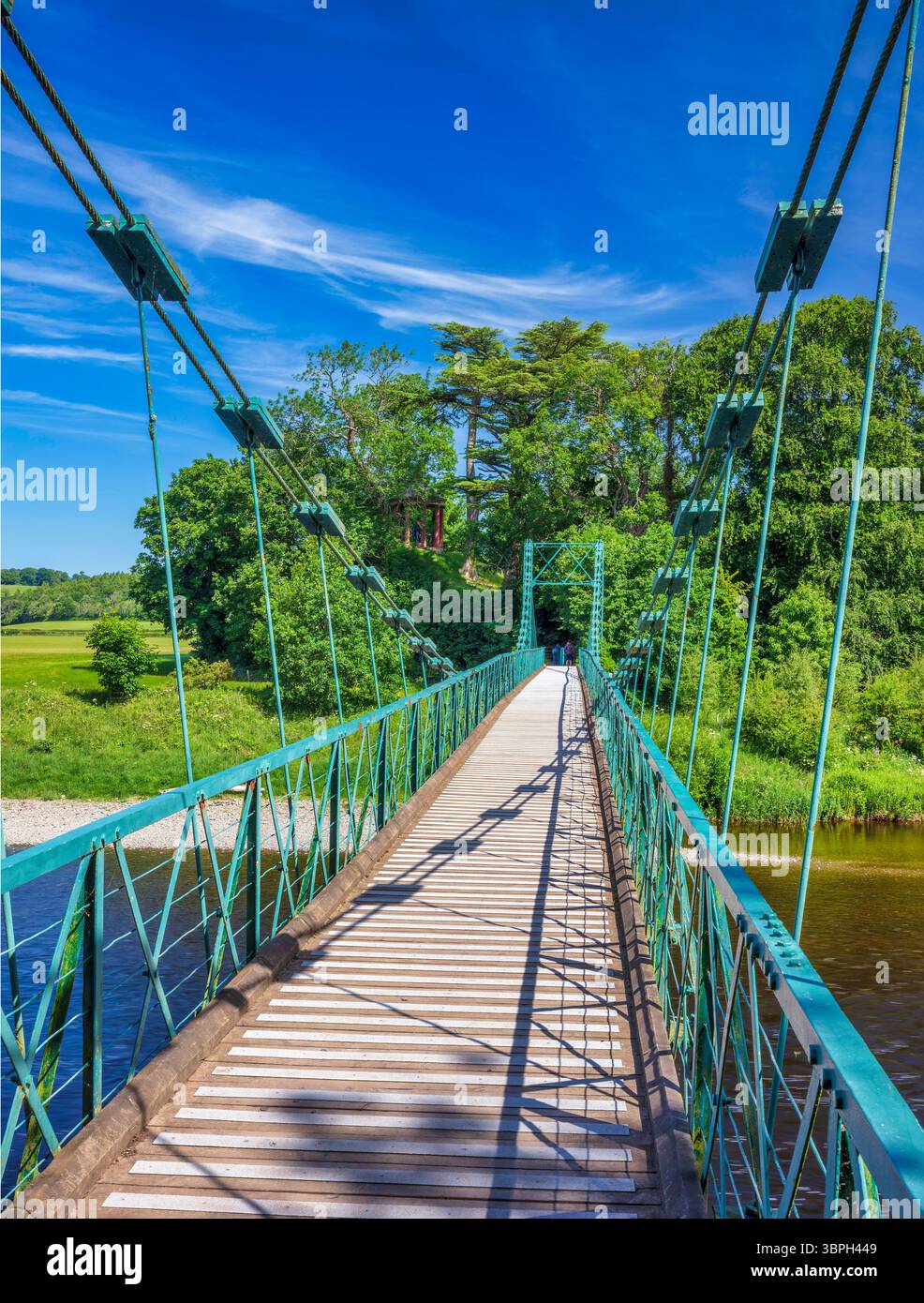 In estate, in una giornata di sole, potrai ammirare il ponte sospeso di Dryburgh sul fiume Tweed negli Scottish Borders, in Scozia Foto Stock