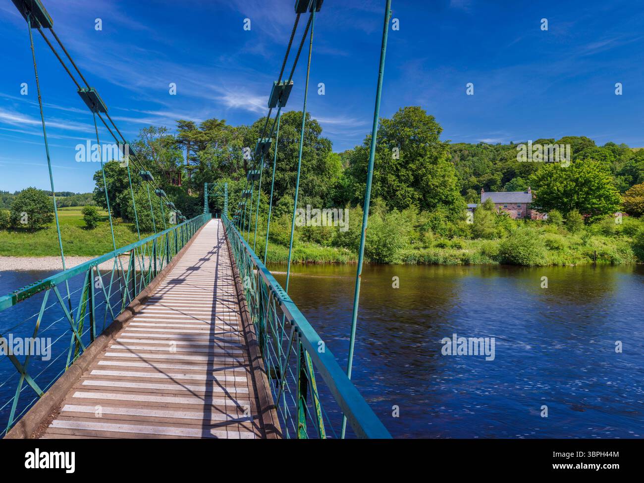 In estate, in una giornata di sole, potrai ammirare il ponte sospeso di Dryburgh sul fiume Tweed negli Scottish Borders, in Scozia Foto Stock