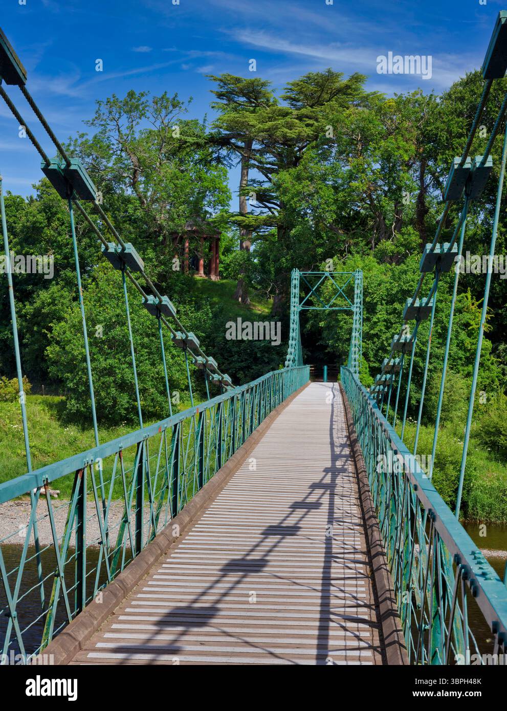 In estate, in una giornata di sole, potrai ammirare il ponte sospeso di Dryburgh sul fiume Tweed negli Scottish Borders, in Scozia Foto Stock