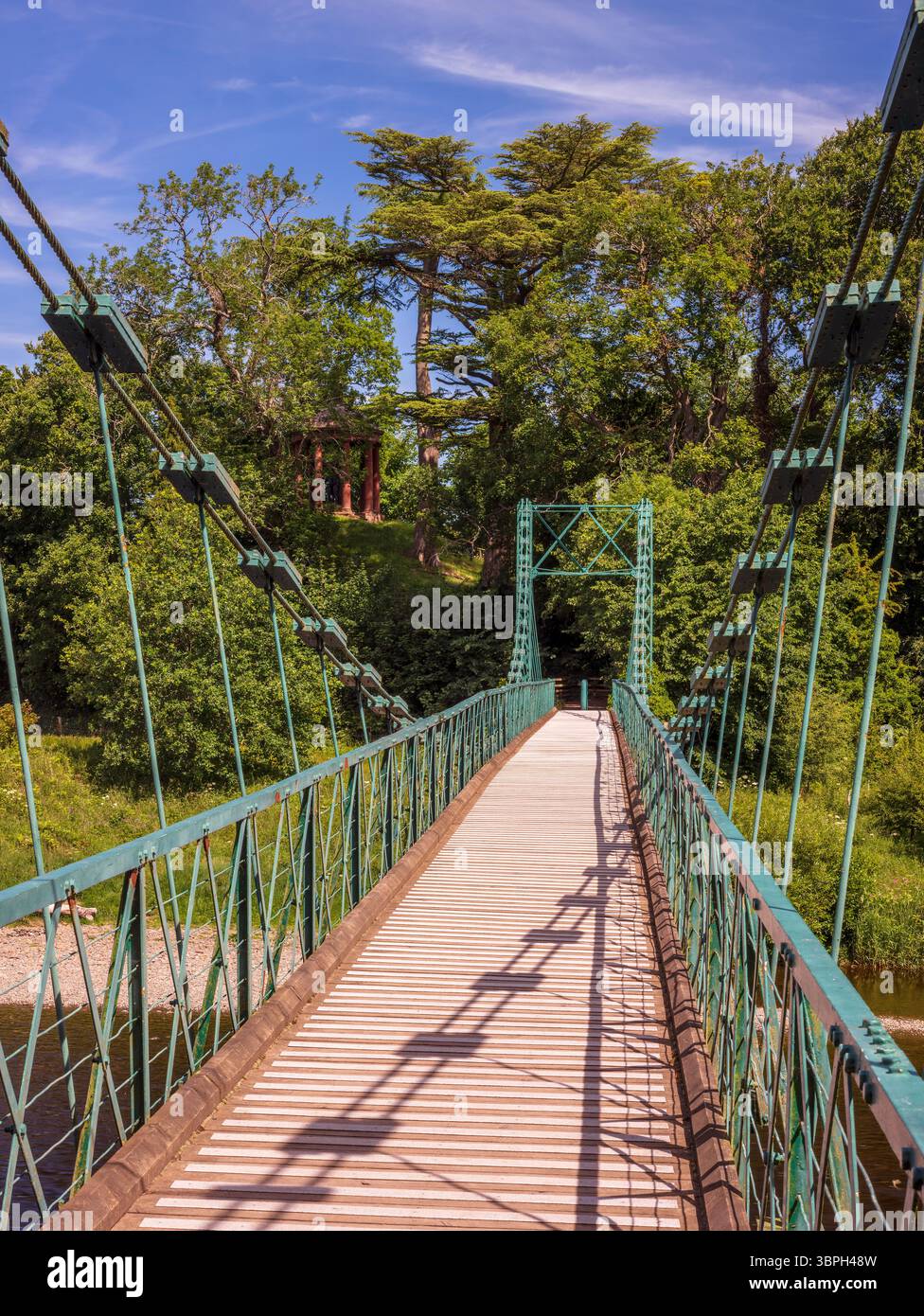In estate, in una giornata di sole, potrai ammirare il ponte sospeso di Dryburgh sul fiume Tweed negli Scottish Borders, in Scozia Foto Stock