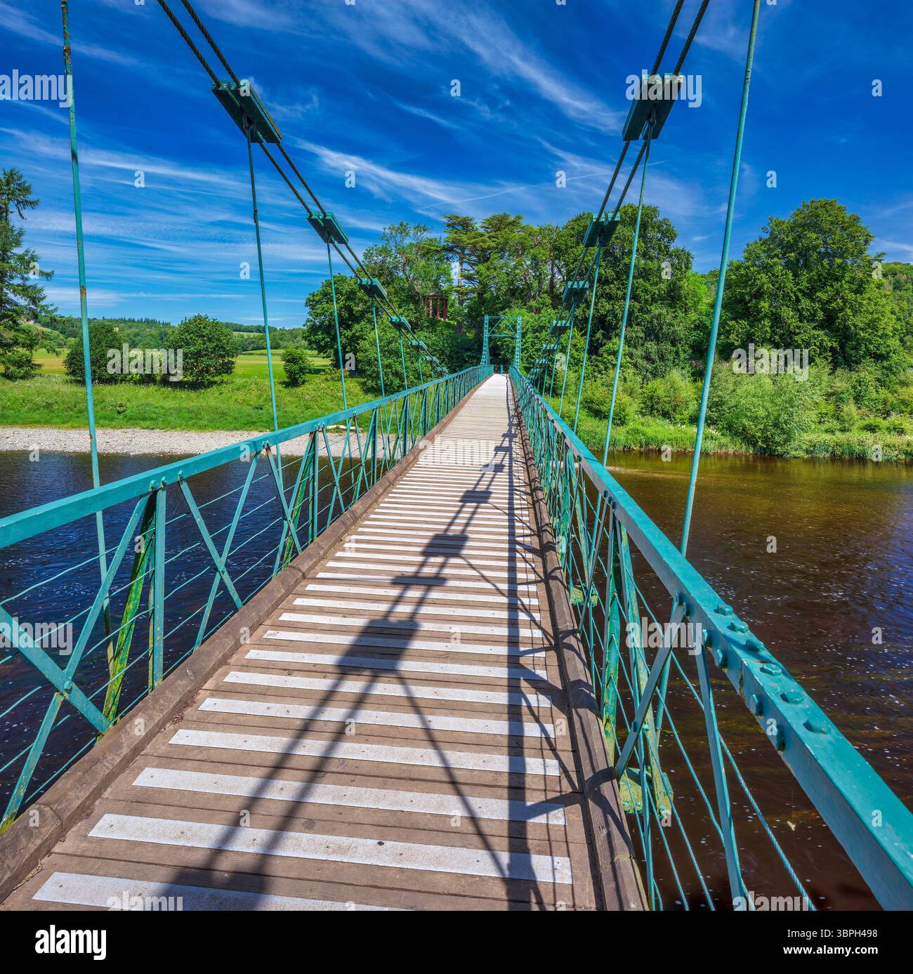 In estate, in una giornata di sole, potrai ammirare il ponte sospeso di Dryburgh sul fiume Tweed negli Scottish Borders, in Scozia Foto Stock