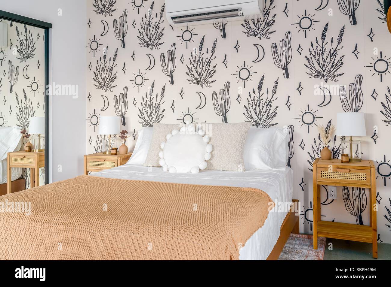 Camera a tema cowboy nel deserto del sud-ovest con letto, cuscini, tavolini laterali e lampade Foto Stock