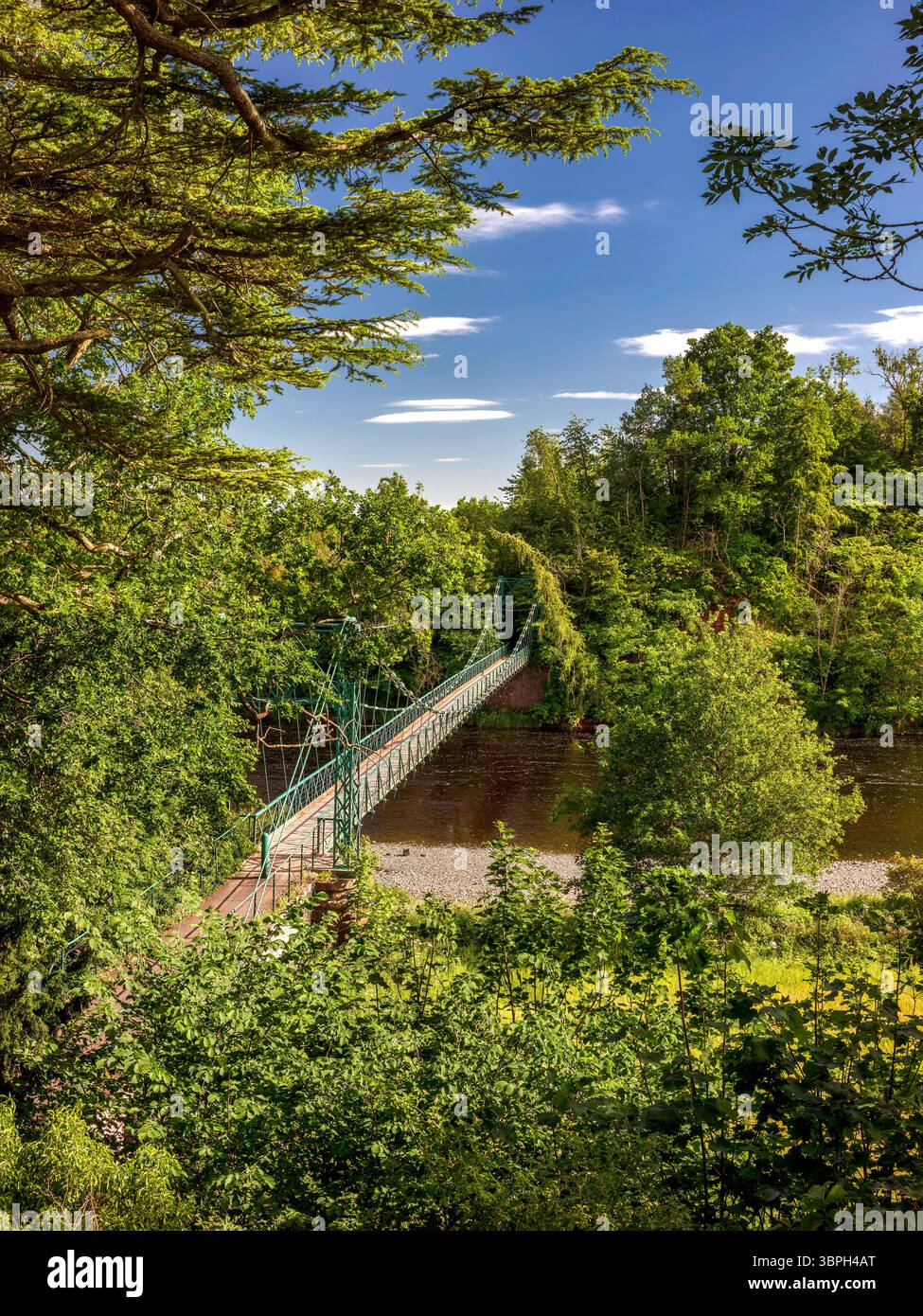 In estate, in una giornata di sole, potrai ammirare il ponte sospeso di Dryburgh sul fiume Tweed negli Scottish Borders, in Scozia Foto Stock