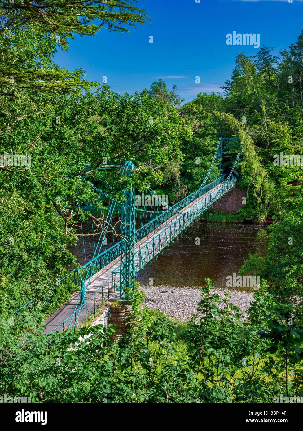In estate, in una giornata di sole, potrai ammirare il ponte sospeso di Dryburgh sul fiume Tweed negli Scottish Borders, in Scozia Foto Stock