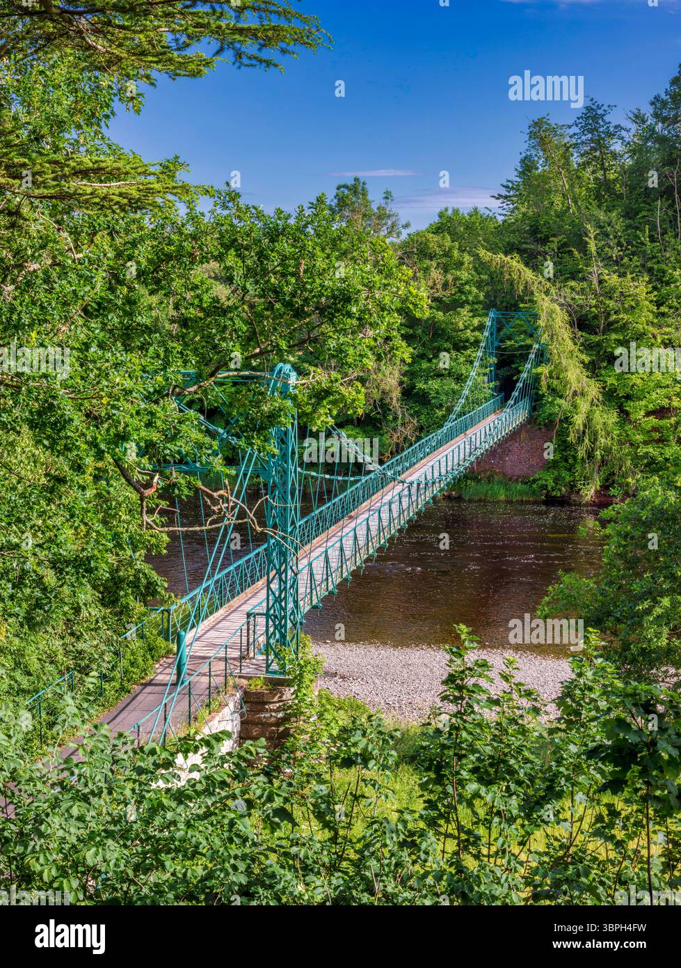 In estate, in una giornata di sole, potrai ammirare il ponte sospeso di Dryburgh sul fiume Tweed negli Scottish Borders, in Scozia Foto Stock