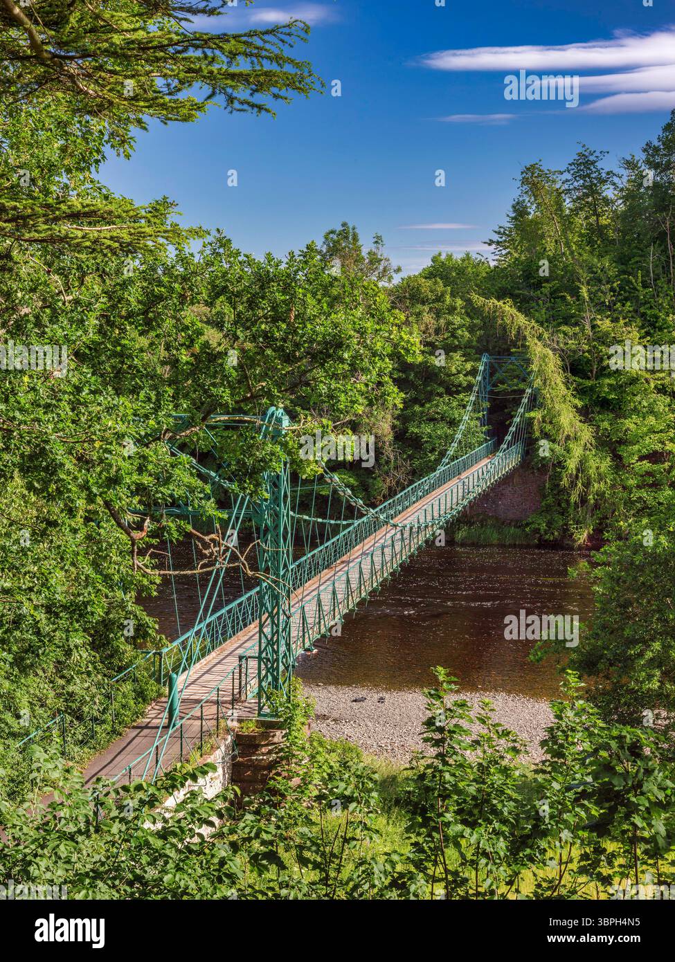 In estate, in una giornata di sole, potrai ammirare il ponte sospeso di Dryburgh sul fiume Tweed negli Scottish Borders, in Scozia Foto Stock