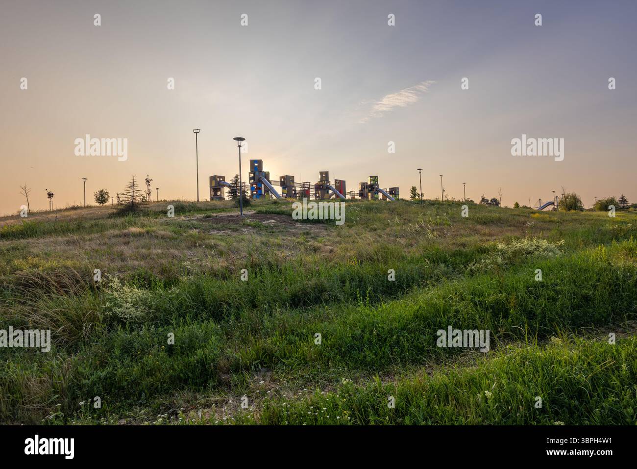 VINKOVCI, CROAZIA, 06.11.2025: Un moderno parco giochi presenta torri vibranti collegate da ponti e scivoli, promuovendo divertimento e avventura all'aperto. Surrou Foto Stock