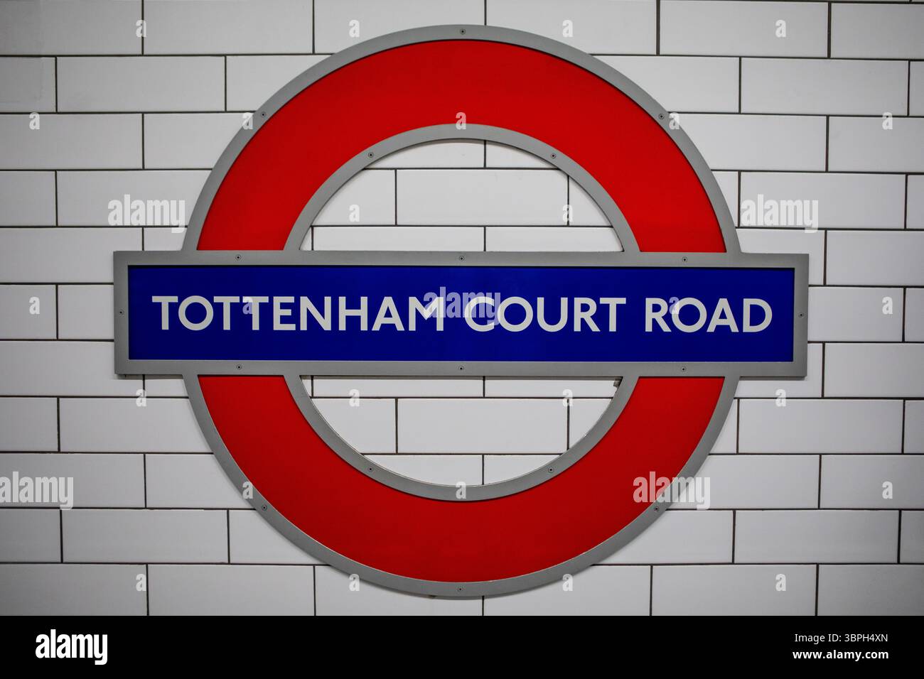 Londra, Regno Unito - 27 gennaio 2025: Cartello della metropolitana di Tottenham Court Road London sulla piattaforma della stazione. Foto Stock