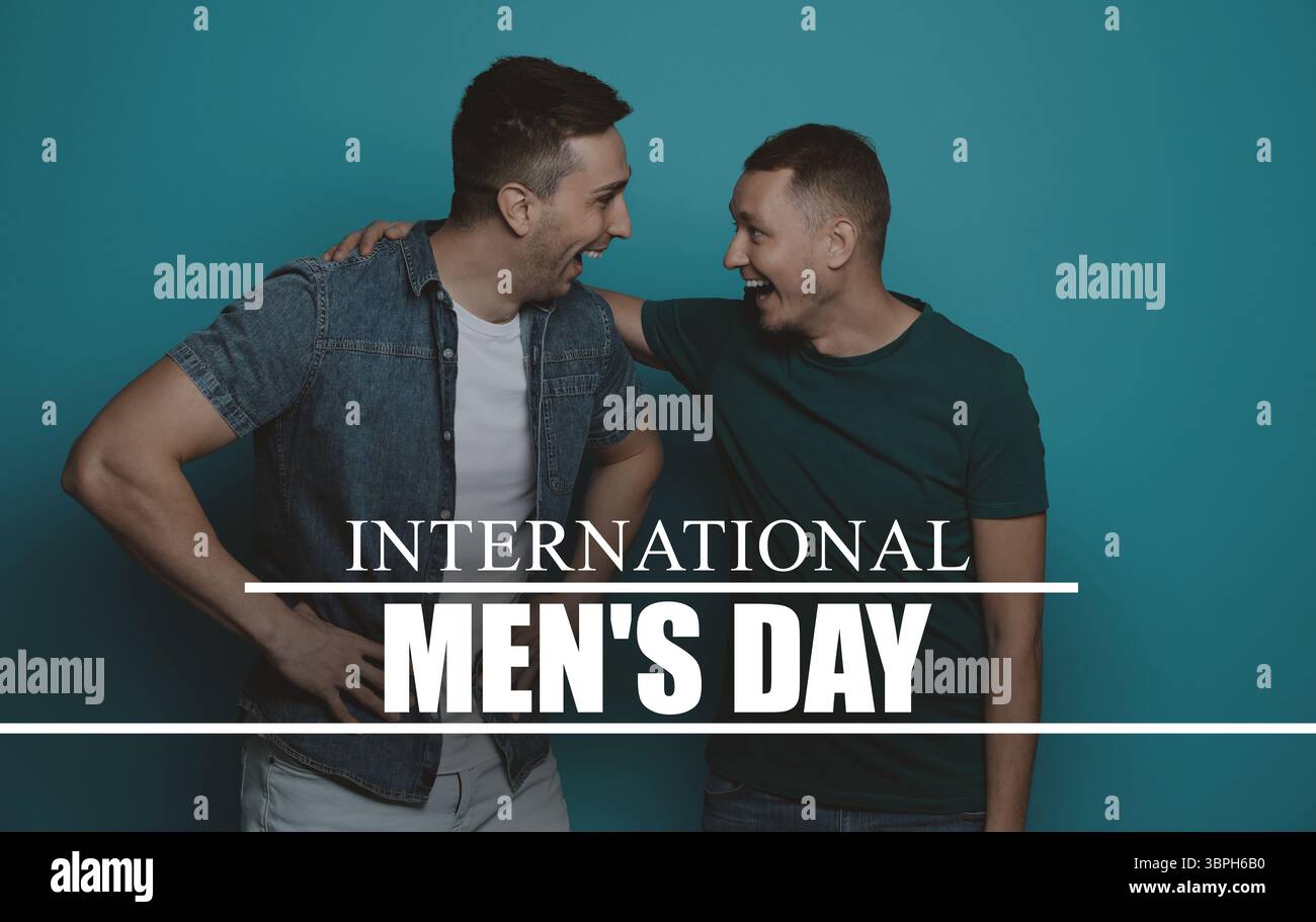 Tessera giornata internazionale degli uomini. Uomini felici che si abbracciano in un contesto di verde acqua Foto Stock