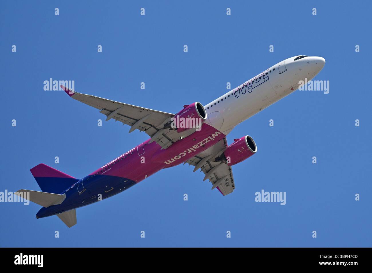 Fiumicino, Lazio. 8 luglio 2025. Airbus A321 Wizz Air per l'aeroporto di Fiumicino. Fiumicino (Italia), 08 luglio 2025 crediti: massimo insabato/Alamy Live News Foto Stock