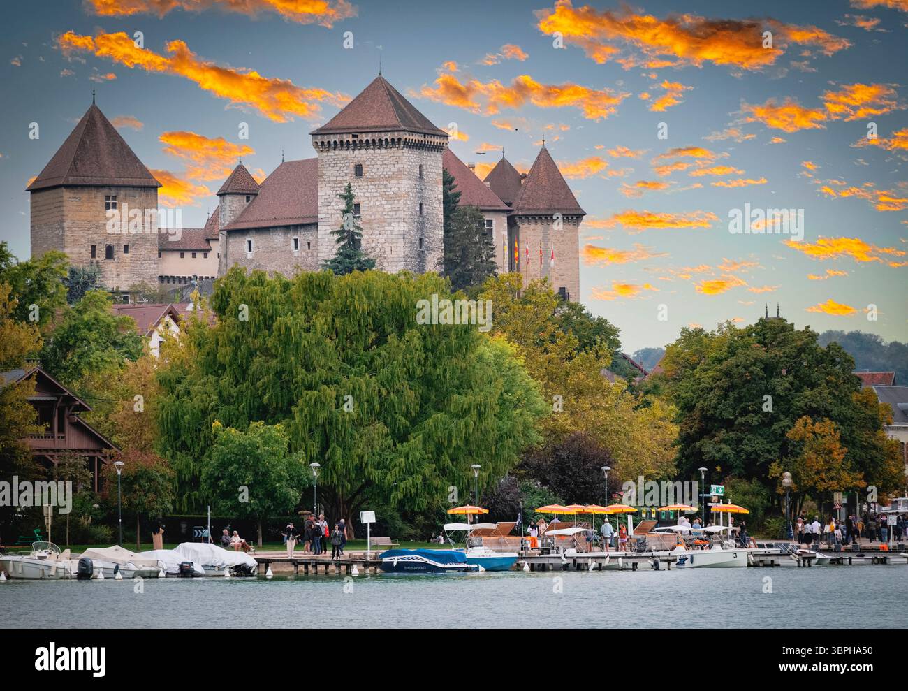 Le barche a vela sono molto popolari sul lago di Annecy nelle Alpi francesi, lo storico castello d'Annecy si affaccia sulla città e sulla foresta alpina circostante, Annecy, Foto Stock