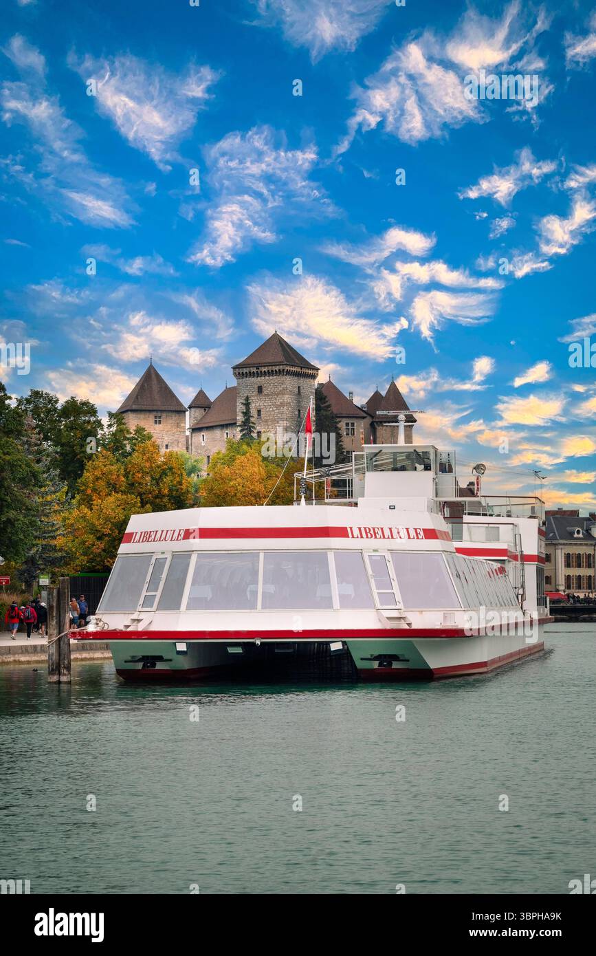 Le barche turistiche sono molto popolari sul lago di Annecy nelle Alpi francesi, lo storico castello d'Annecy si affaccia sulla città e sulla foresta alpina circostante, Annecy, Foto Stock