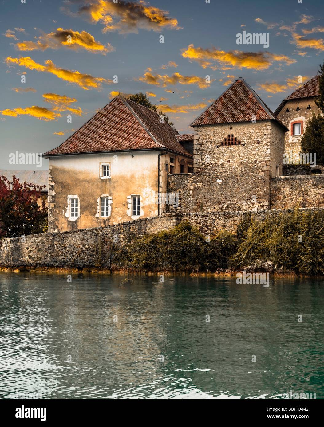 Lo Chateau de Duing si affaccia su case tradizionali, chiese e hotel nell'ecoregione delle foreste miste delle Alpi sulle rive del lago di Annecy in Francia Foto Stock