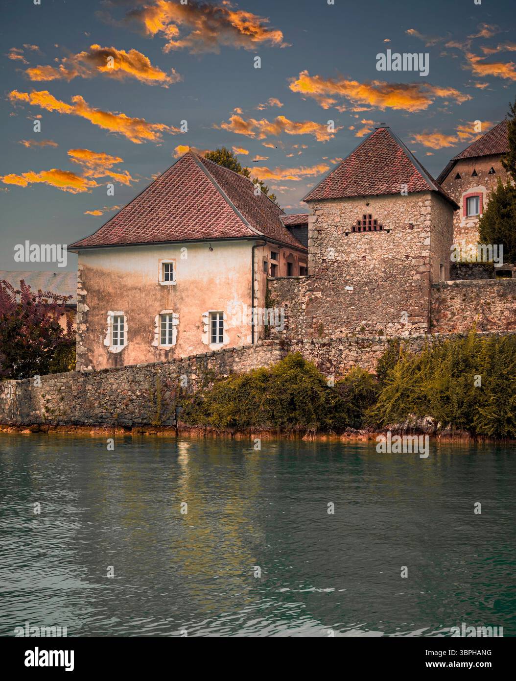 Lo Chateau de Duing si affaccia su case tradizionali, chiese e hotel nell'ecoregione delle foreste miste delle Alpi sulle rive del lago di Annecy in Francia Foto Stock