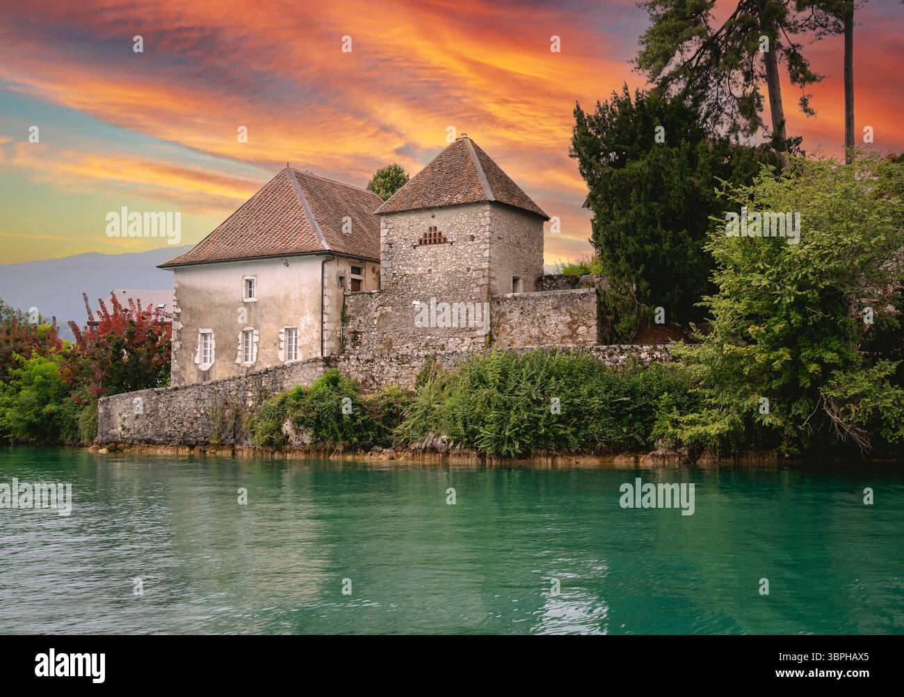 Lo Chateau de Duing si affaccia su case tradizionali, chiese e hotel nell'ecoregione delle foreste miste delle Alpi sulle rive del lago di Annecy in Francia Foto Stock