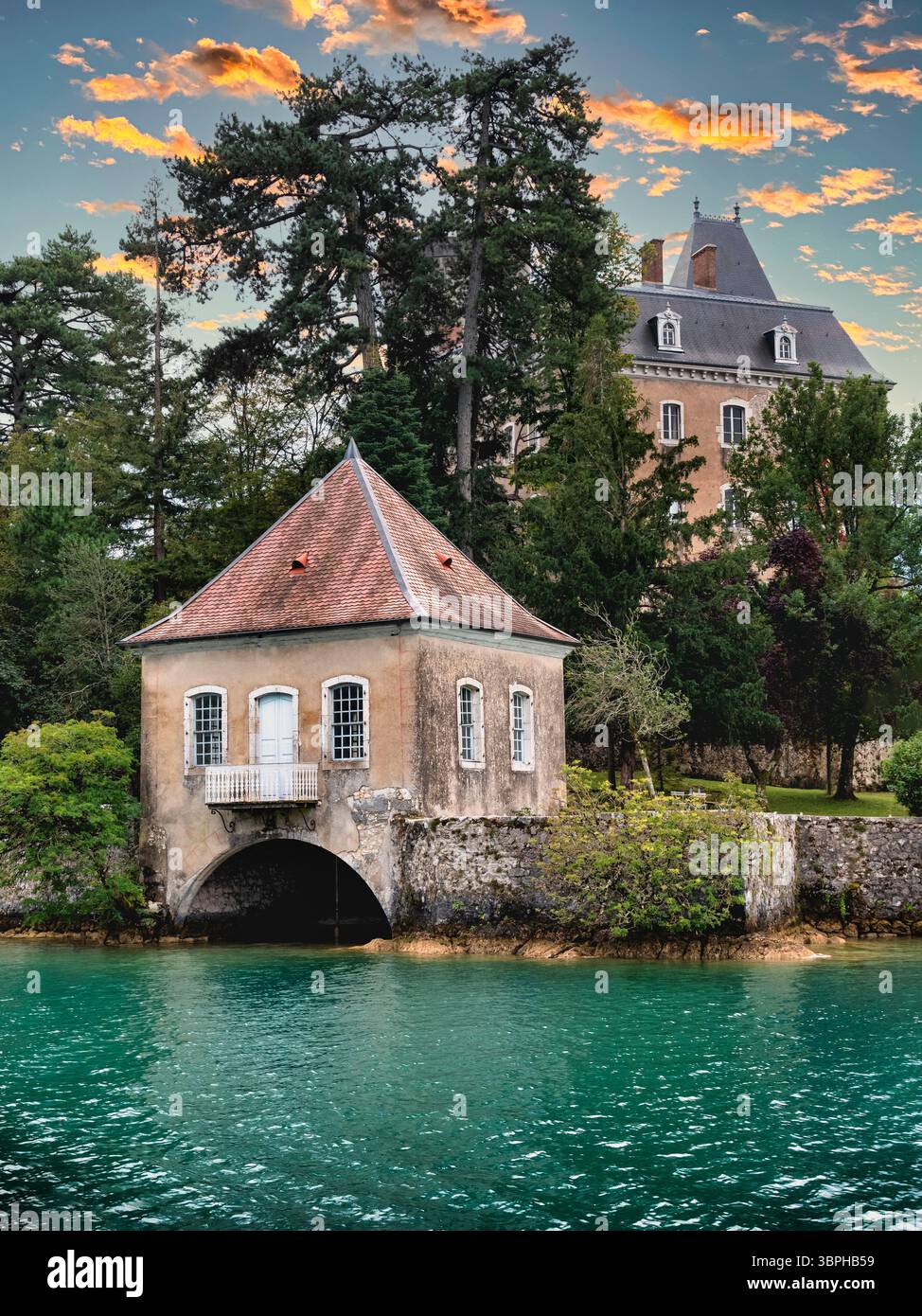 Lo Chateau de Duing si affaccia su case tradizionali, chiese e hotel nell'ecoregione delle foreste miste delle Alpi sulle rive del lago di Annecy in Francia Foto Stock
