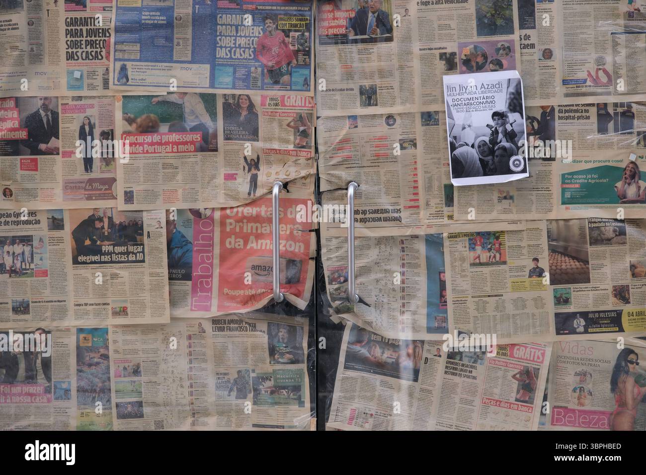 MIT Zeitungen verklebte Tür eines geschlossenen Ladengeschäfts a Porto. Zeichen des Strukturwandels und zunehmenden Leerstands im innerstädtischen Einzelhandel. *** Porta di un negozio chiuso a Porto coperto di giornali. Un segno di cambiamento strutturale e aumento dei posti vacanti nel commercio al dettaglio del centro città. Portogallo GMS19541 Foto Stock