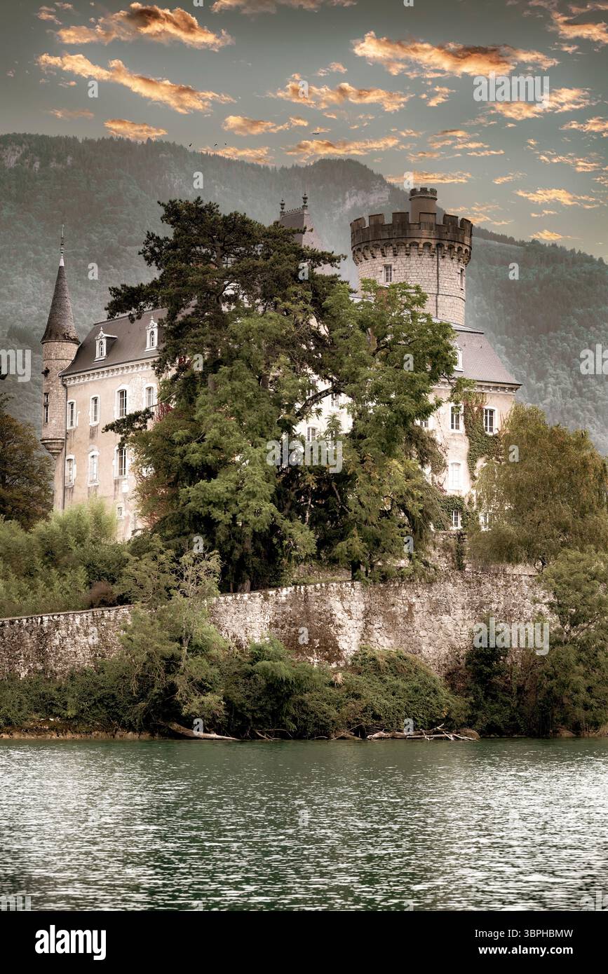 Lo Chateau de Duing si affaccia su case tradizionali, chiese e hotel nell'ecoregione delle foreste miste delle Alpi sulle rive del lago di Annecy in Francia Foto Stock