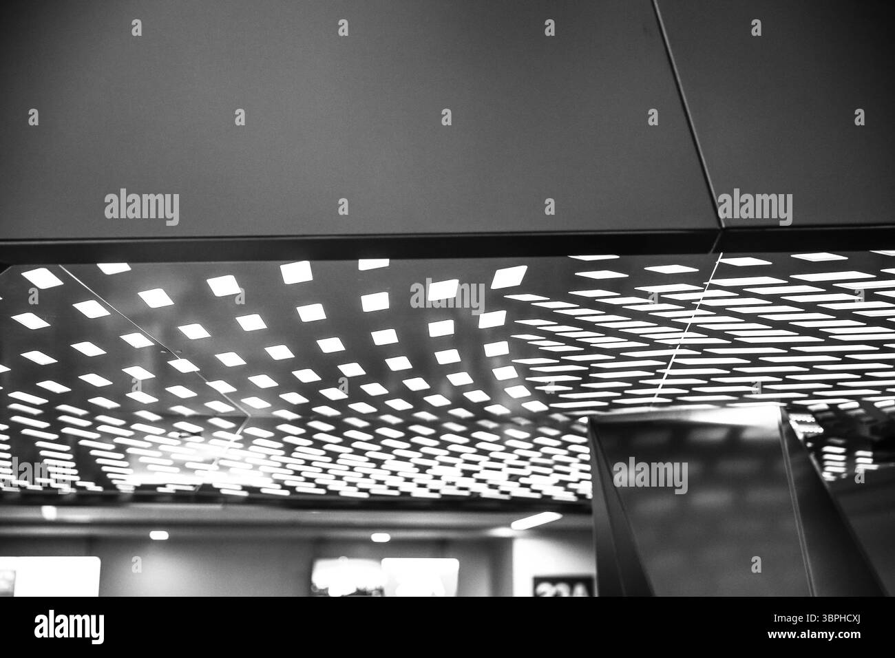 Los Angeles, Stati Uniti - 17 maggio 2016: Prospettive astratte degli interni all'aeroporto di Los Angeles LAX Foto Stock