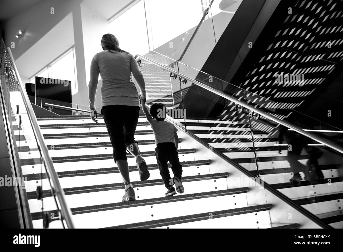 Los Angeles, Stati Uniti - 17 maggio 2016: Una madre sale le scale con il suo giovane figlio all'aeroporto di Los Angeles LAX Foto Stock