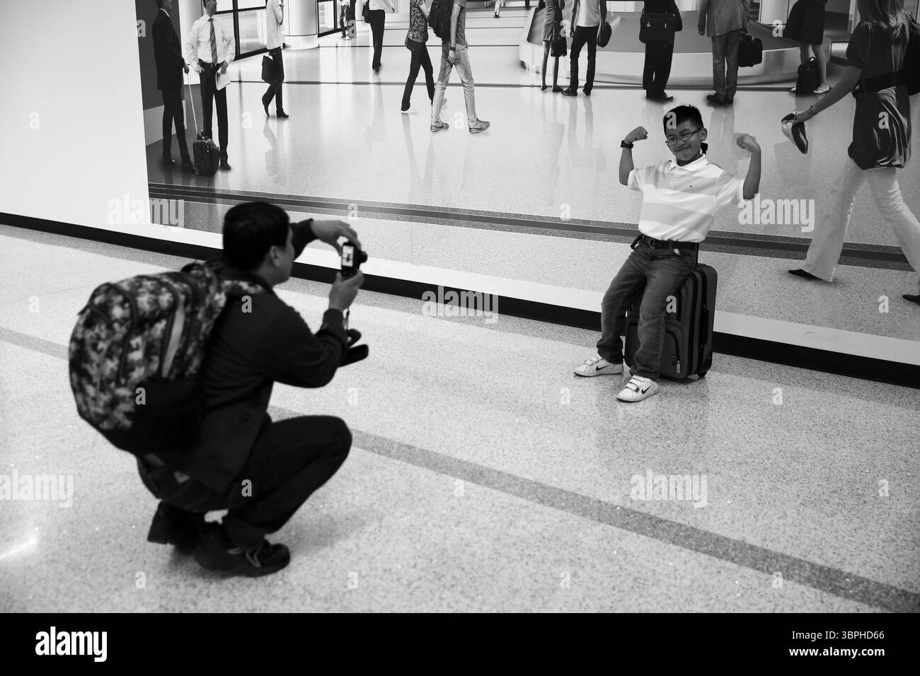 Los Angeles, Stati Uniti - 17 maggio 2016: Un padre scatta una foto di suo figlio all'aeroporto di Los Angeles LAX Foto Stock