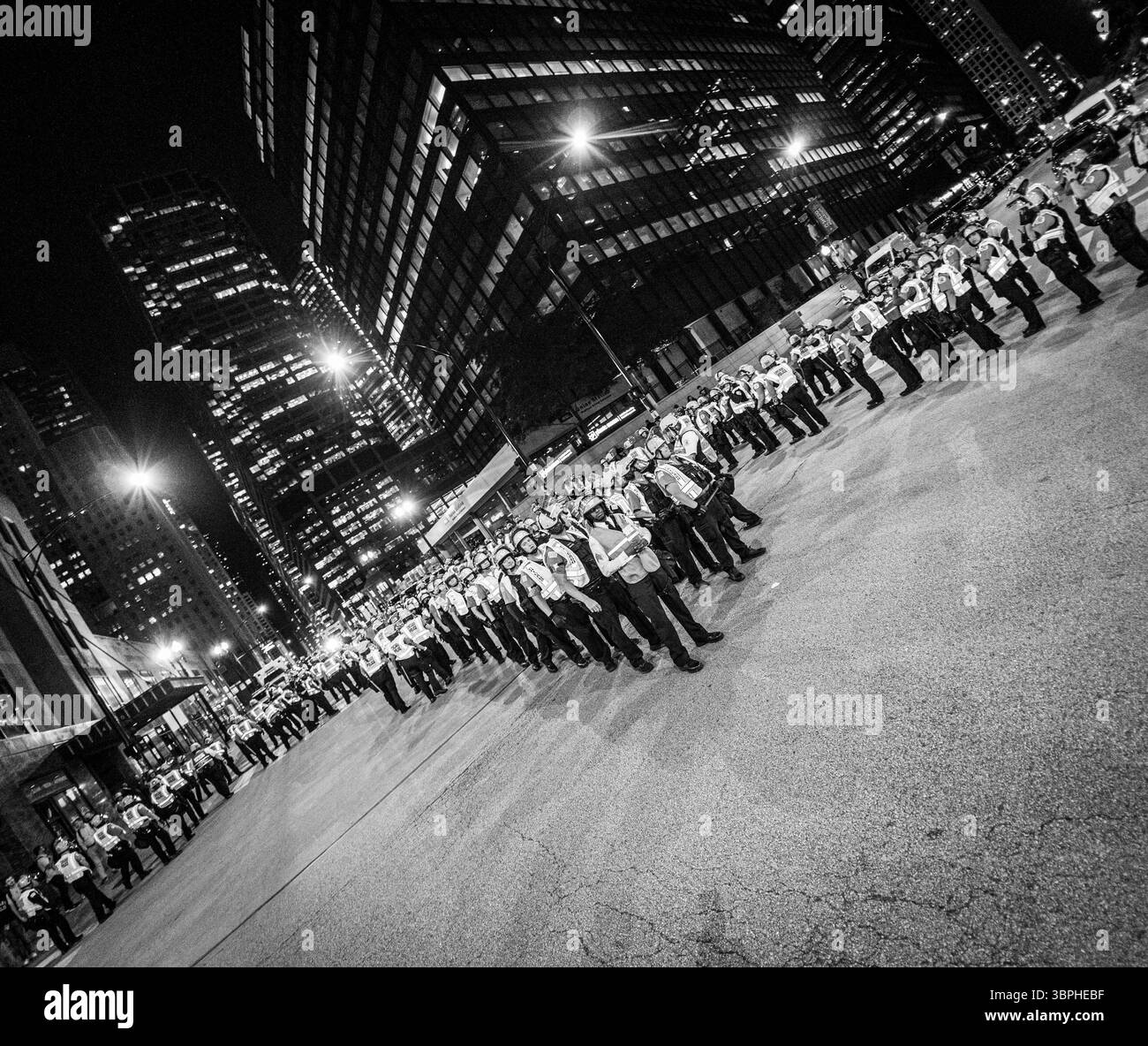 La polizia di Chicago è schierata in risposta a una protesta al Consolato Isreali durante il DNC 2024 a Chicago, Illinois. Foto Stock