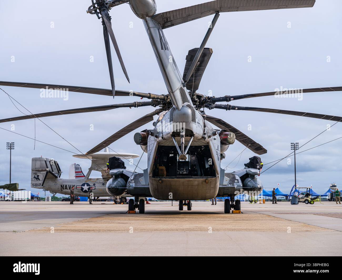 Immagine editoriale, elicottero CH-53E Super Stallion con rampa visibile per truppe e rotore posteriore presso McGuire AFB, New Jersey, 16 maggio 2025. Foto Stock